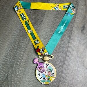 2023 RunDisney Wine & Dine 5K medal Alice in Wonderland Cheshire Cat #rundisney